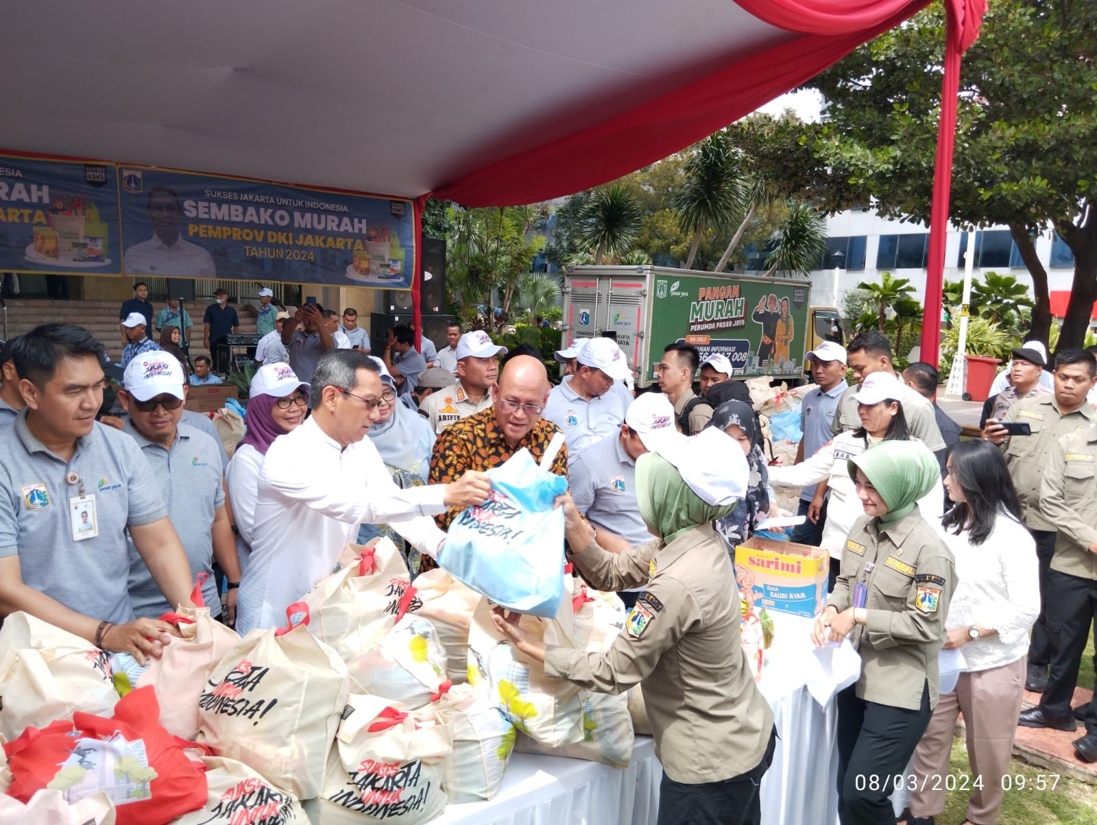 PNS dan PJLP Serbu Beras Premium dan Sembako Murah di Balai Kota DKI Jakarta. (Foto: Carlos/MNC Media)