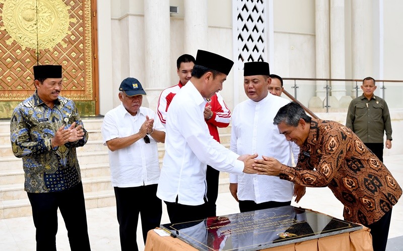 Presiden Jokowi meresmikan bangunan Masjid Agung Madaniyah Kabupaten Karanganyar (Setkab)