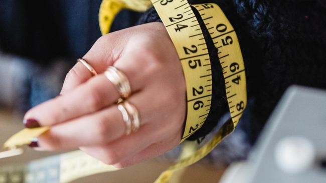 Begini 4 Cara Mengukur Jari untuk Cincin Saat Beli Online. (Foto: Cara Mengukur Jari untuk Cincin)