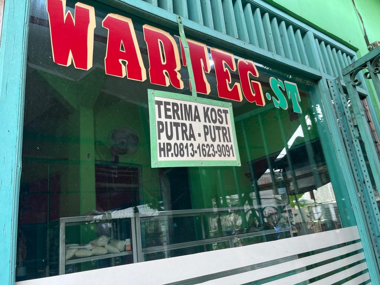 Pedagang Warteg Terpaksa Lakukan Ini di Tengah Meroketnya Harga Beras. (Foto Atikah/MPI)
