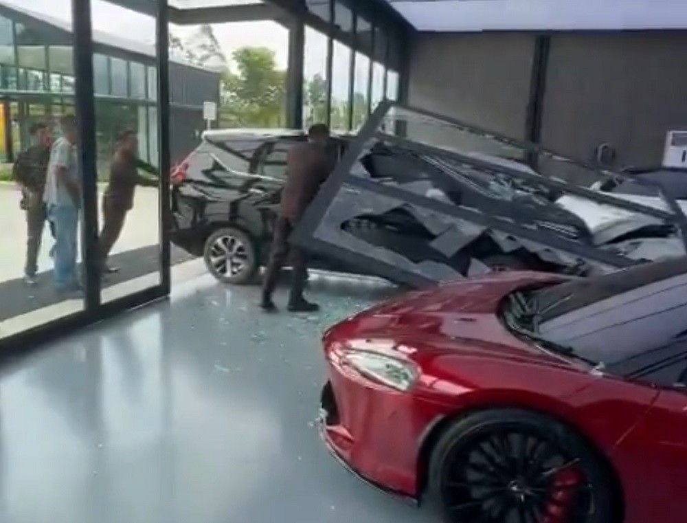 Mengenal Ivans Motor, Showroom Porsche yang Ditabrak Xpander. (FOTO: MNC MEDIA)