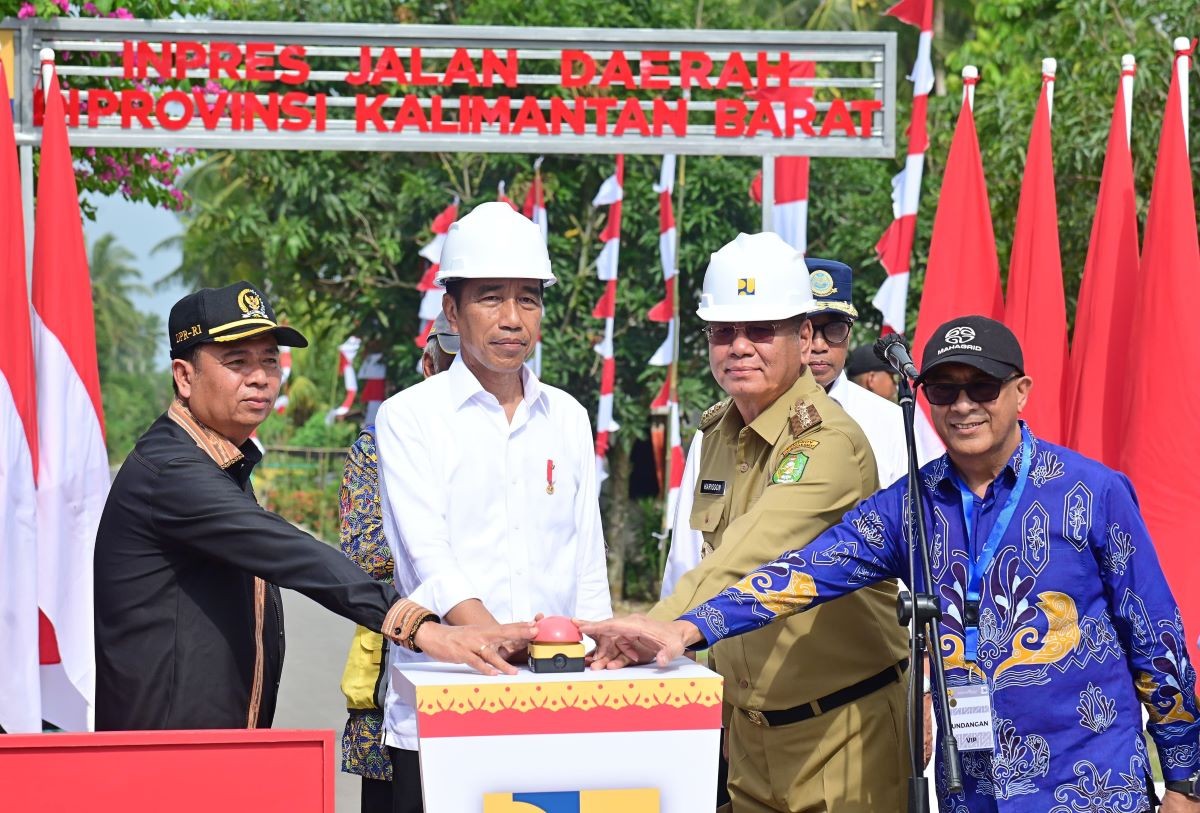 Jokowi Resmikan 24 Ruas Jalan di Kalbar Senilai Rp648 Miliar. (Foto: Biro Pers Setpres)