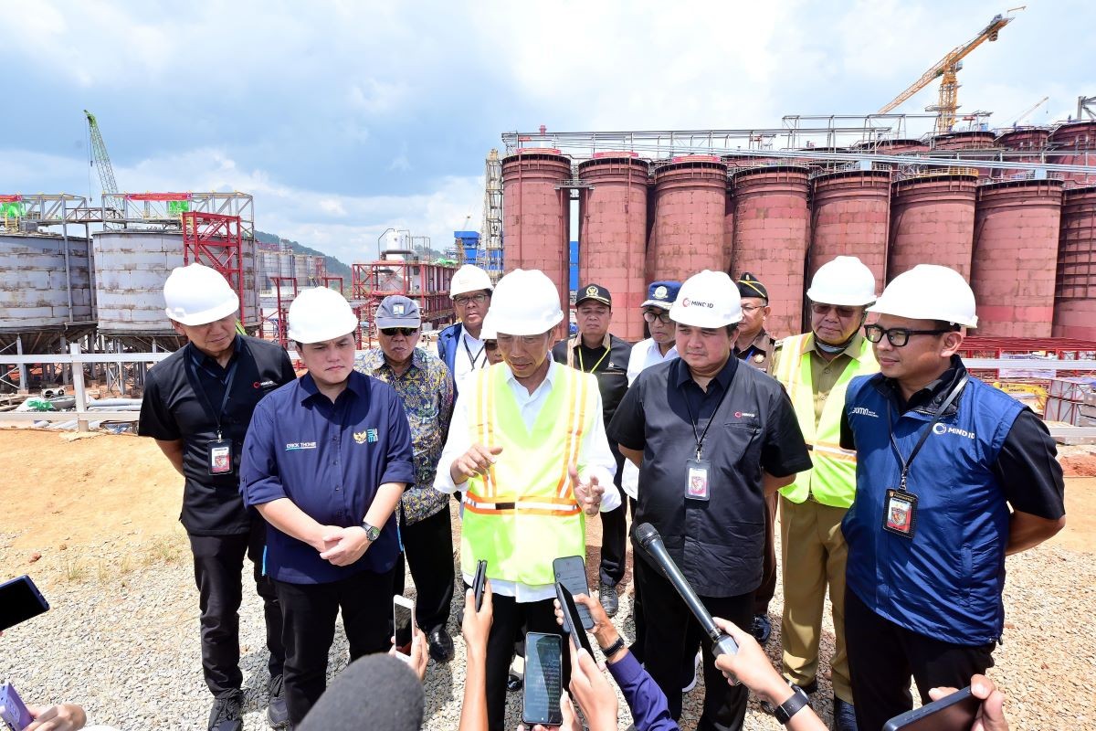 Jokowi Tinjau Smelter Grade Alumina Refinery Mempawah, Targetkan Beroperasi Awal 2025. (Foto: Biro Pers Setpres)