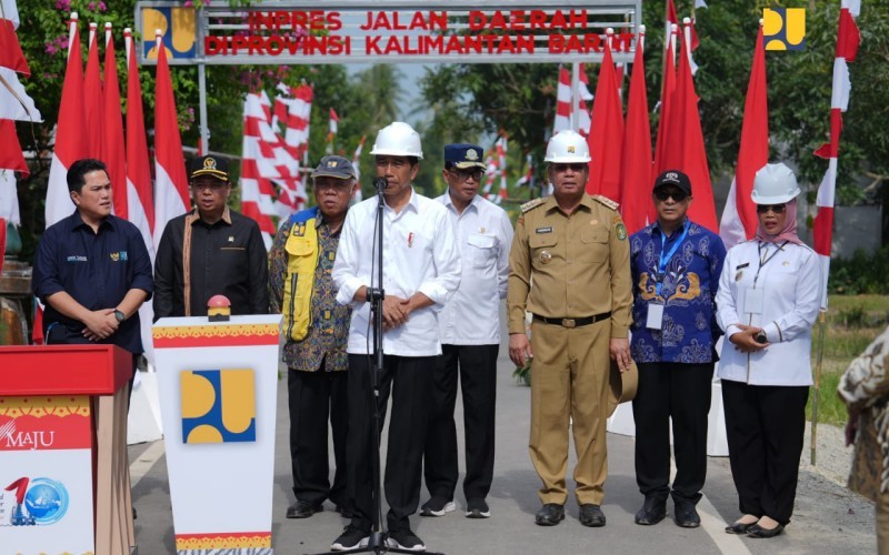 Presiden Jokowi meresmikan jalan di Kalbar (MPI)