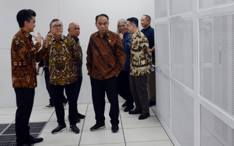 Menkominfo Budi Arie Setiadi dan Mendag, Zulkifli Hasan mengunjungi Pusat Data E1 milik DCII (MNC Media)