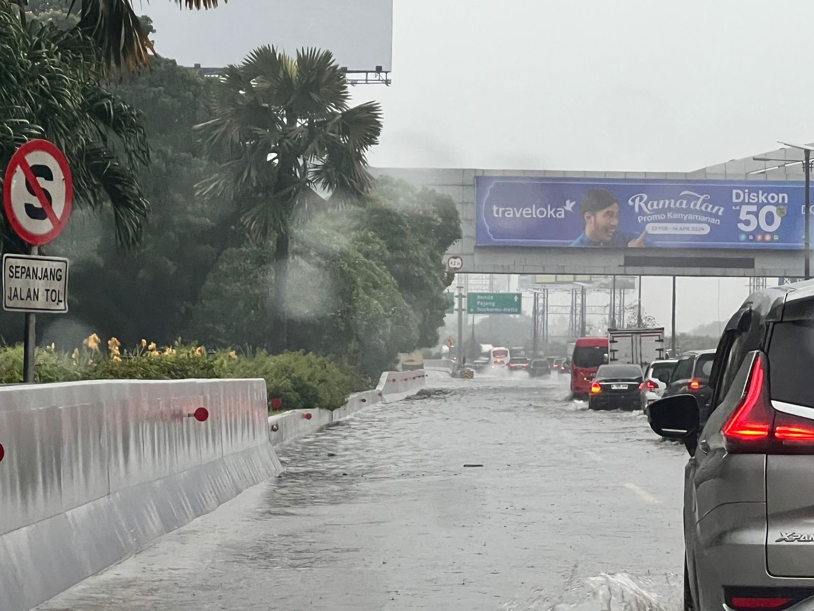 Tol Sedyatmo Banjir 10 CM, Sebabkan Macet ke Arah Bandara Soekarno Hatta. (Foto: MNC Media)