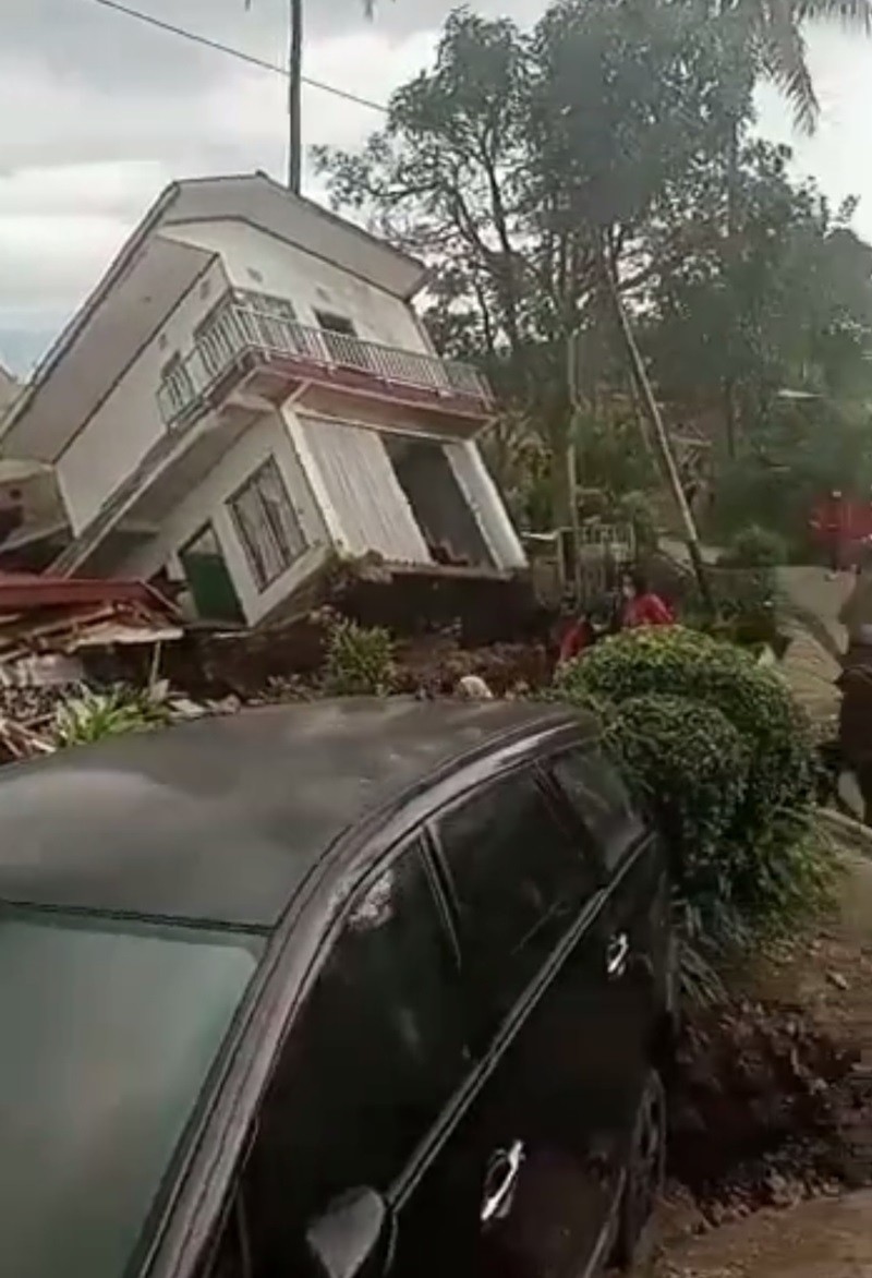 Viral Video Jalan Terbelan dan Rumah Ambruk Akibat Gempa Tuban, BNBP: Hoaks (Foto MNC Media)