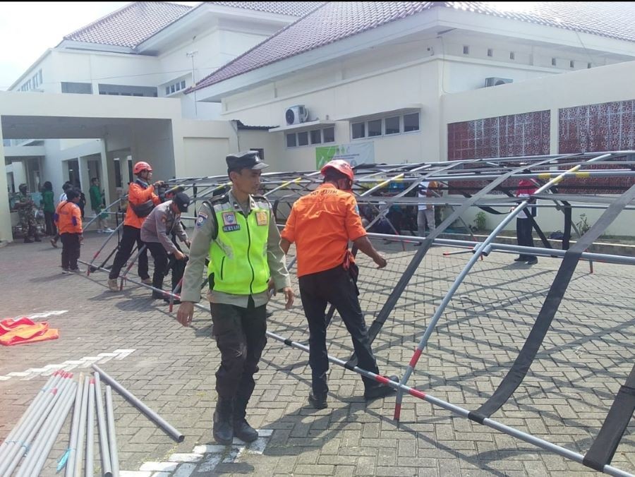 BPBD Jatim Kirim Bantuan Makanan hingga Tenda Untuk Korban Gempa di Pulau Bawean. (Foto: Lukman Hakim/MNC Media)