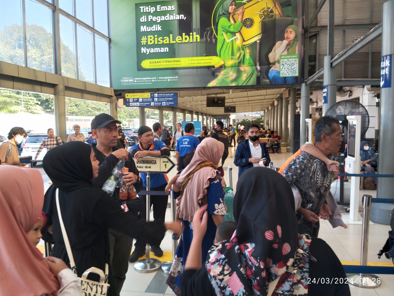 Stasiun di Jakarta Mulai Dipadati Pemudik Pilih Pulang Kampung Lebih Awal. (Foto Carlos Roy/MPI)