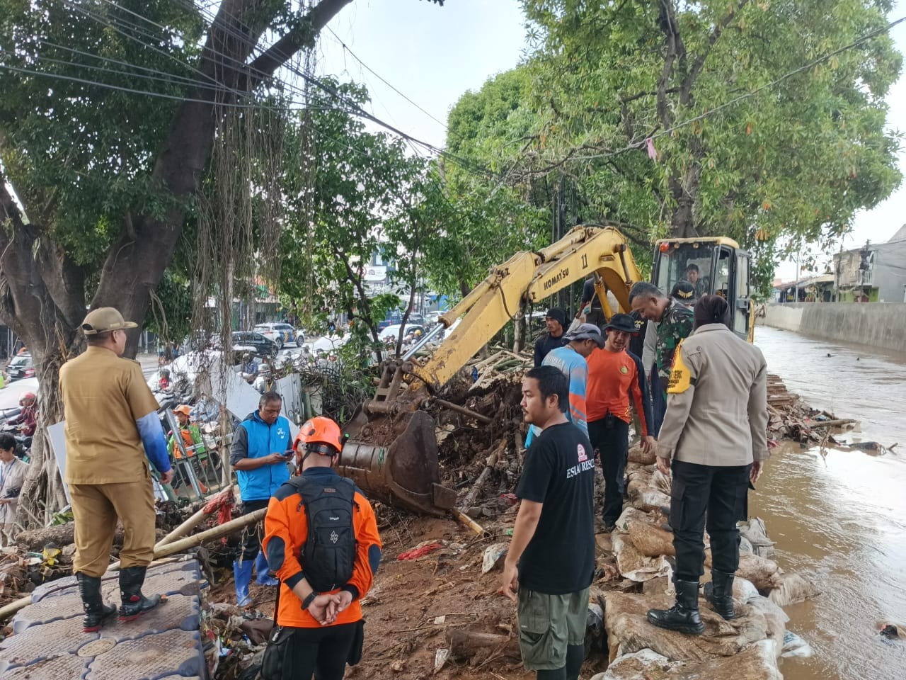 Sempat Jebol, Tanggul Hek di Jalan Raya Bogor Kelar Diperbaiki. (Foto Istimewa)