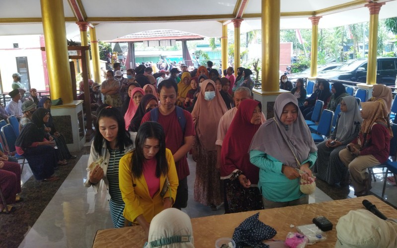 Ibu-ibu di Malang rela antre selama satu jam demi mendapat beras murah di operasi pasar (Avirista/MPI)