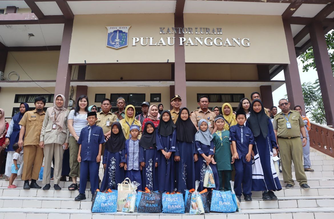 Tekan Angka Stunting, JTrust Bank (BCIC) Salurkan Sembako ke 100 KK di Pulau Panggang (FOTO:Dok Ist)