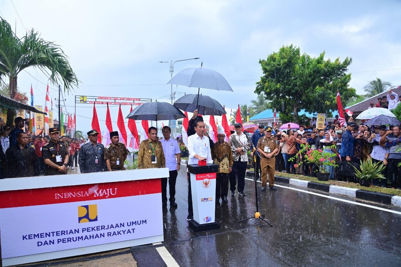 Jokowi Poles 15 Jalan Daerah di Sulteng, Investasinya Capai Rp330,4 Miliar. (Foto: Biro Pers Setpres)
