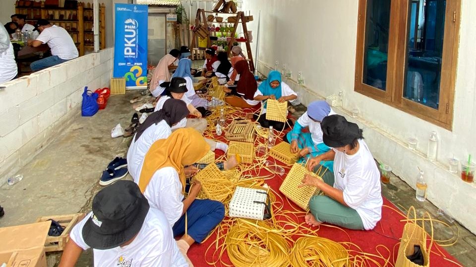 PNM Berikan Studi Banding Anyaman Bagi Ketua Kelompok Unggulan Mekaar. (Foto Istimewa)
