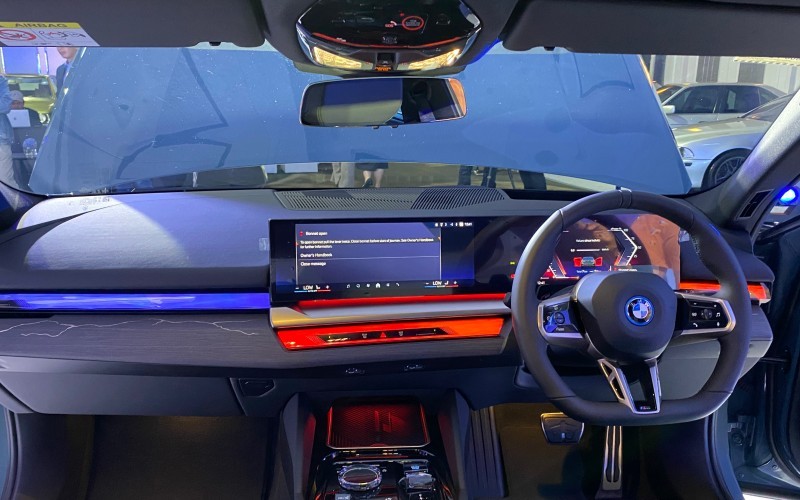 Mobil listrik BMW i5 (M Fadli Ramadhan/MPI)