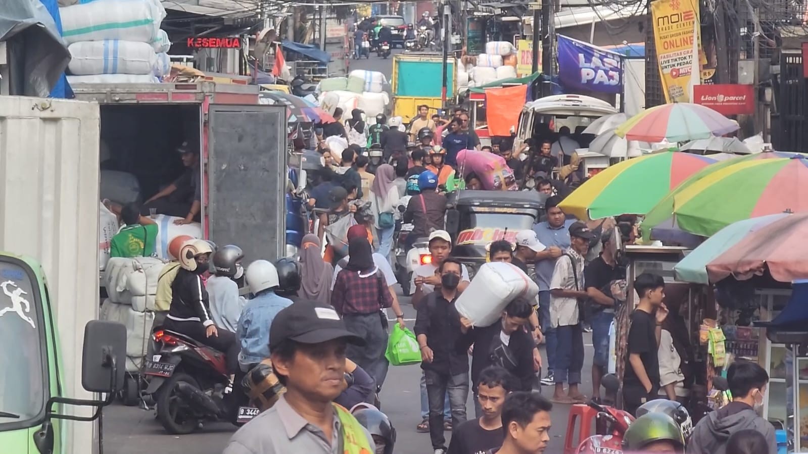 Dua Pekan Jelang Lebaran, Pasar Tanah Abang Membludak Dikunjungi Masyarakat. (Foto: MNC Media)