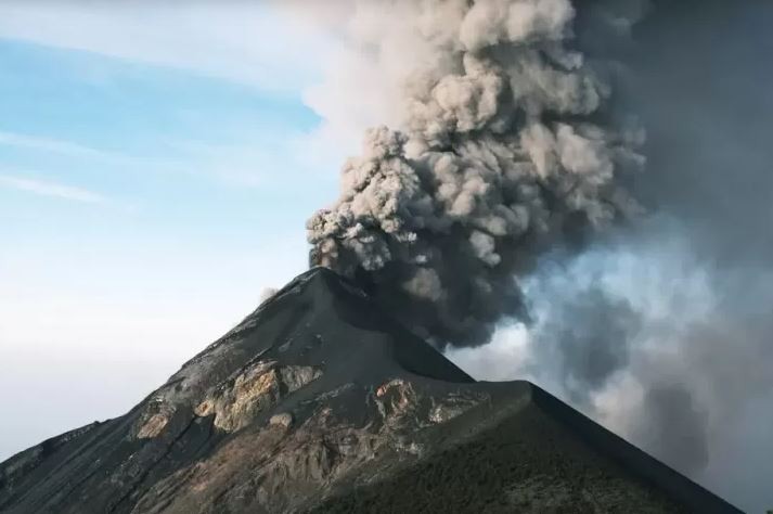 Gunung Api Lewotobi Laki-Laki NTT Erupsi Pagi Ini, Letusan Capai 300 Meter di Atas Puncak. (Foto: MNC Media)