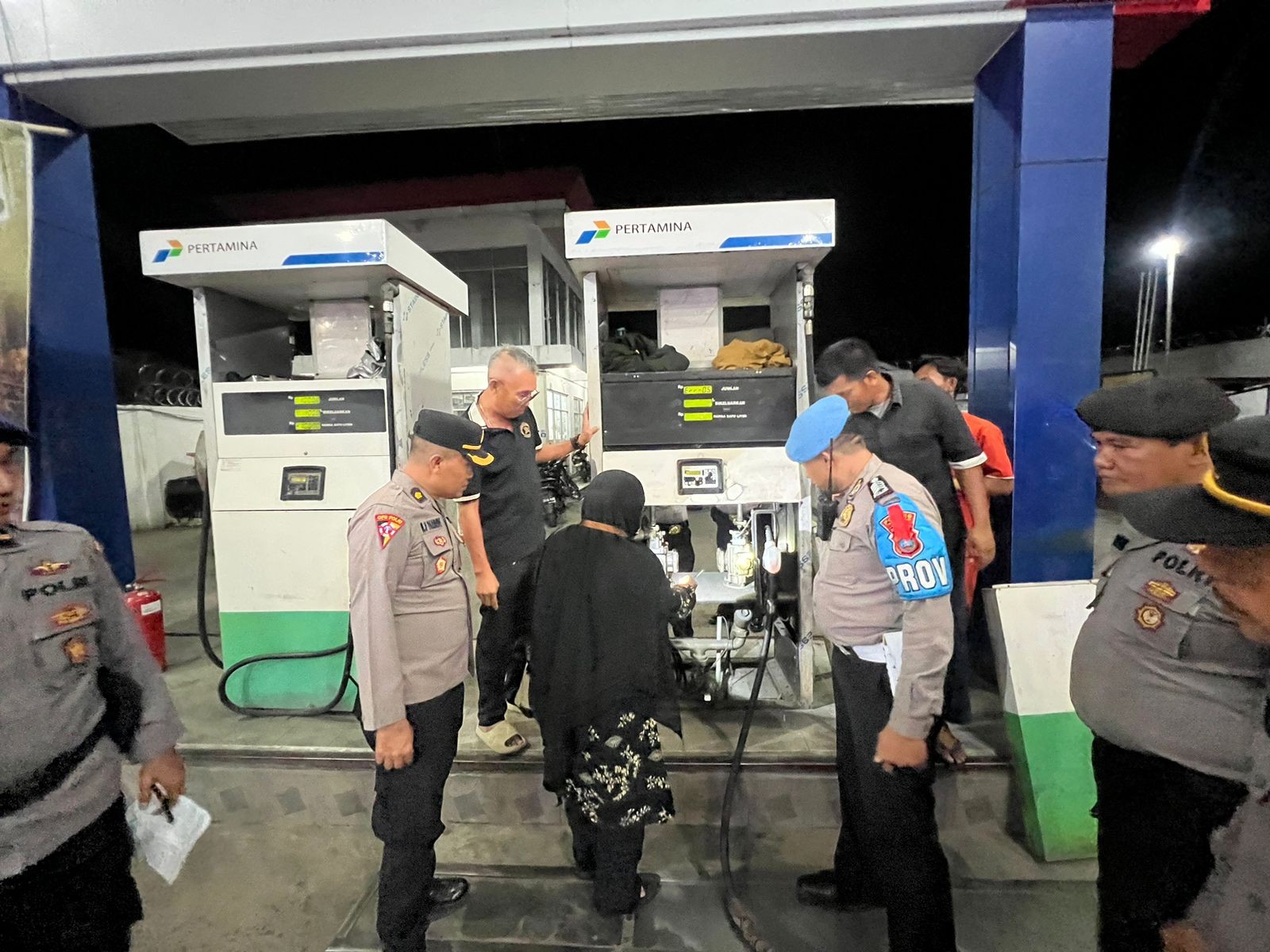 Polisi Cek Seluruh SPBU di Tanjungbalai, Pastikan BBM Tidak Dicampur Air. (Foto: Wahyudi/MNC Media)