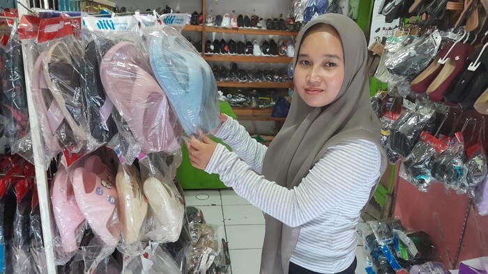 KUR BRI Bantu Ida Kantongi Jutaan Rupiah per Hari dari Berjualan Sepatu di Pasar (foto: MNC Media)