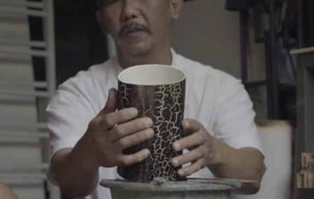 Kisah Wirausahawan Sukses di Bidang Kerajinan, Tampil Unik dengan Paralon Bakar. (Foto: YouTube/BRI)