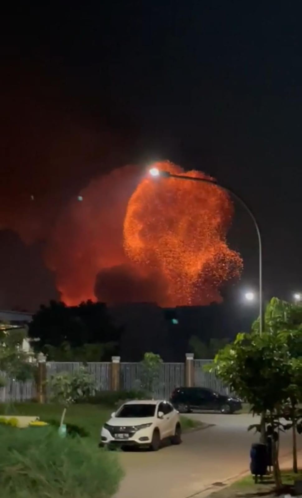 Gudang Peluru Armed Kebakaran, Damkar Belum Berani Masuk Masih Banyak Ledakan. (Foto: Istimewa)