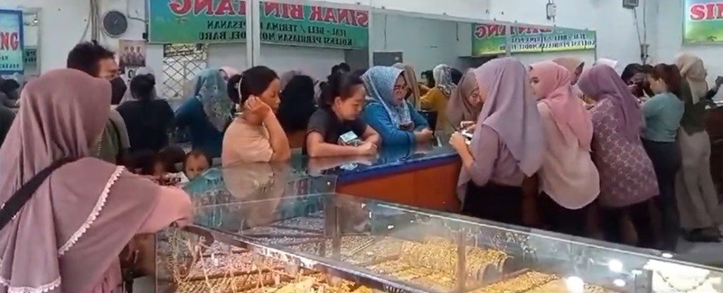 Emak-Emak Borong Emas Jelang Lebaran, Dijual Lagi Usai Hari Raya (foto iskandar)