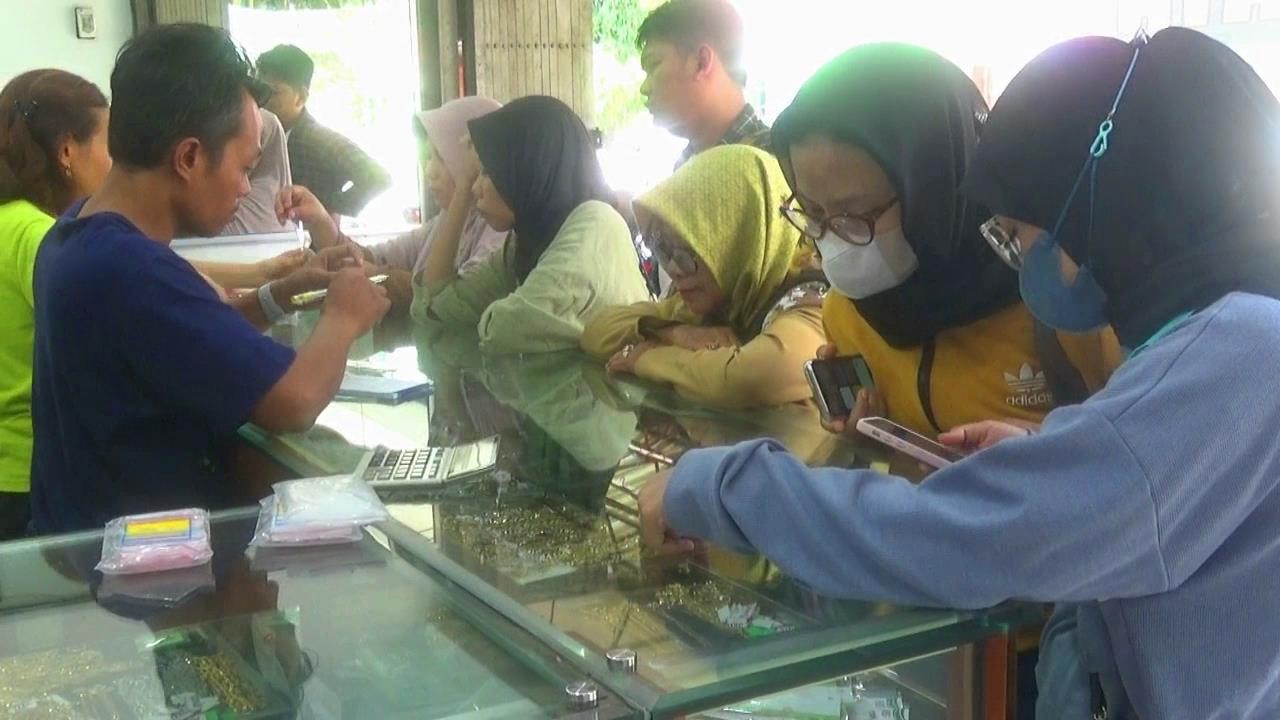 Sepekan Jelang Lebaran, Warga Bojonegoro Serbu Toko Perhiasan (FOTO:MNC Media)