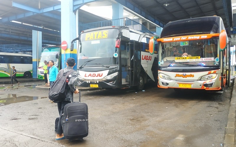 Pemudik mulai berdatangan ke Terminal Arjosari Kota Malang pada H-8 menjelang lebaran 2024, Selasa (2/4/2024).