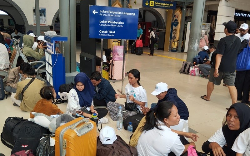 Stasiun Pasar Senen, Jakarta Pusat, memberangkatkan 19.979 penumpang pada hari ini, Selasa (2/4/2024). (Carlos Roy/MNC Media)
