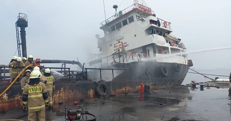 Kapal Angkut BBM Terbakar di Pelabuhan Marunda, Diduga Korsleting Listrik. (Foto Istimewa)