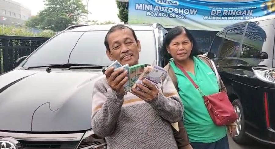 Warga Rela Antre sejak Sahur Demi Tukar Uang Receh jelang Lebaran. (Foto: Refi/MNC Media)