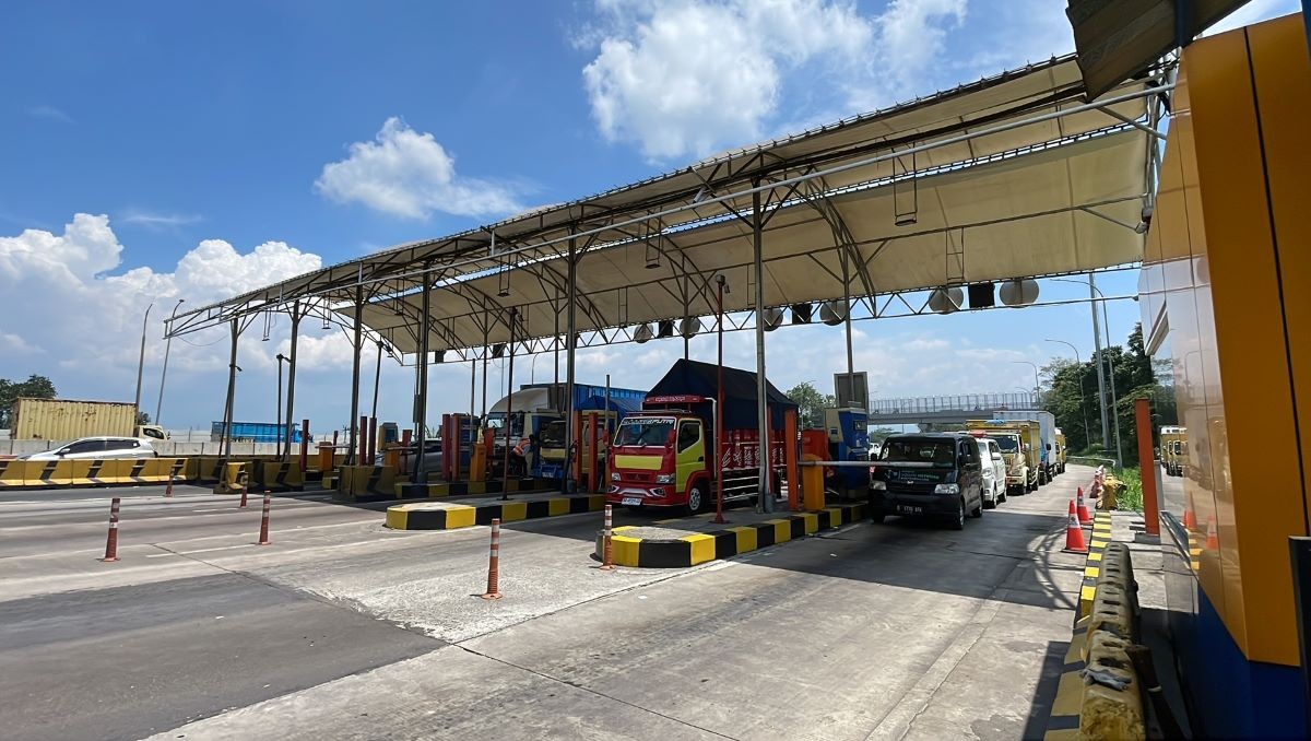Arus Lalu Lintas di Tol Cileunyi Masih Normal di H-8 Lebaran. (Foto: Agi Ilman/MNC Media)
