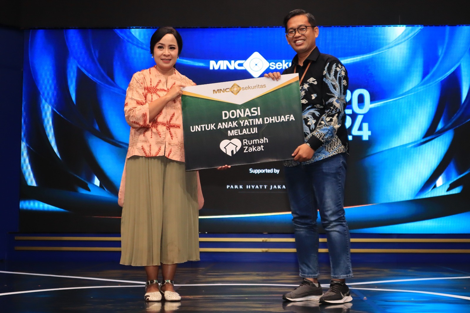 MNC Sekuritas Salurkan Donasi Saham dan Uang Rp21,4 Juta ke Rumah Zakat Indonesia. (Foto: MNC Media)