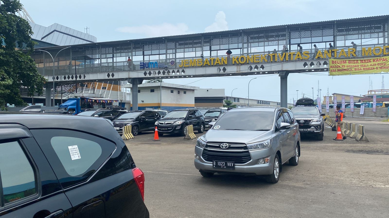 Pemudik Mulai Padati Pelabuhan Merak, Mayoritas Kendaraan Pelat B. (Foto: Riana/MNC Media)