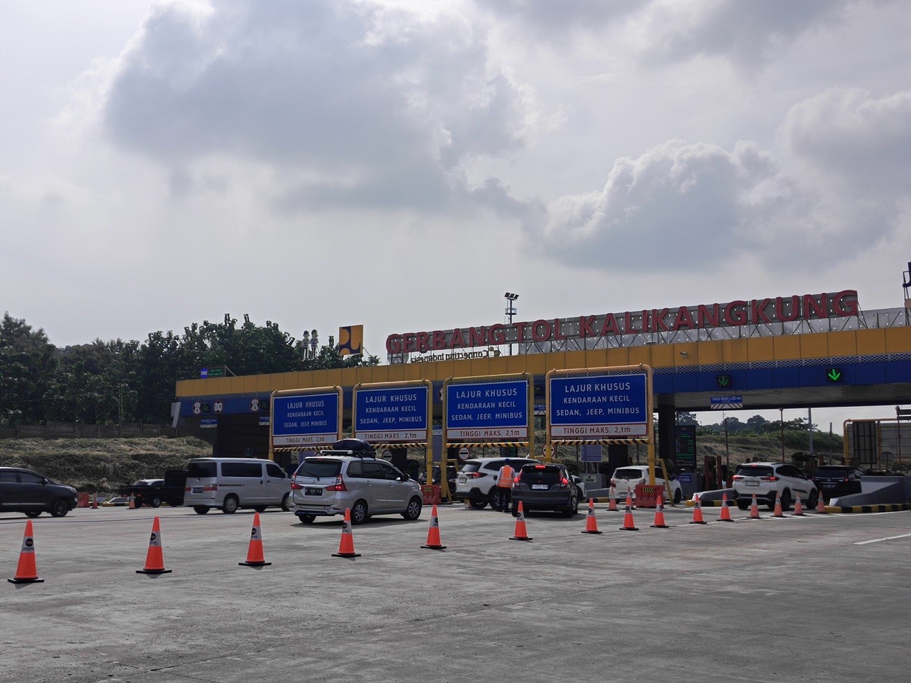 H-5 Lebaran 2024, Gerbang Tol Kalikangkung Terpantau Ramai Lancar. (Foto Nur Khabibi/MPI)