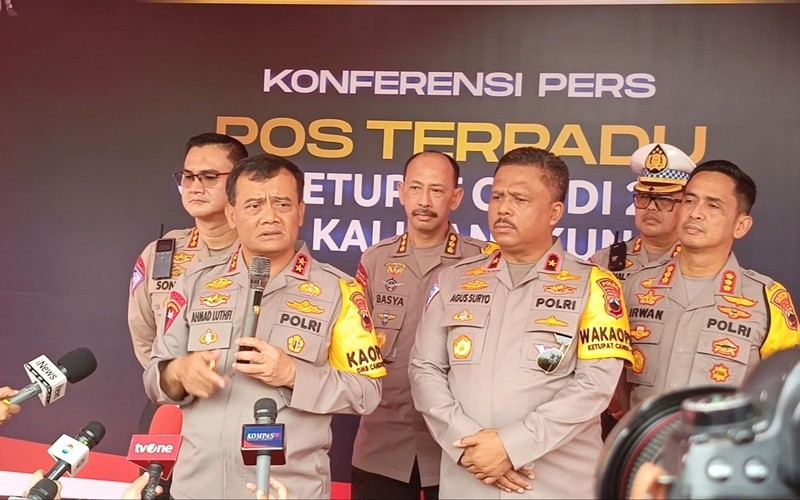 Kapolda Jateng, Irjen Ahmad Luthfi di Pos Terpadu Operasi Ketupat Candi di Gerbang Tol Kalikangkung, Jumat (5/4/2024).  (MNC Media)