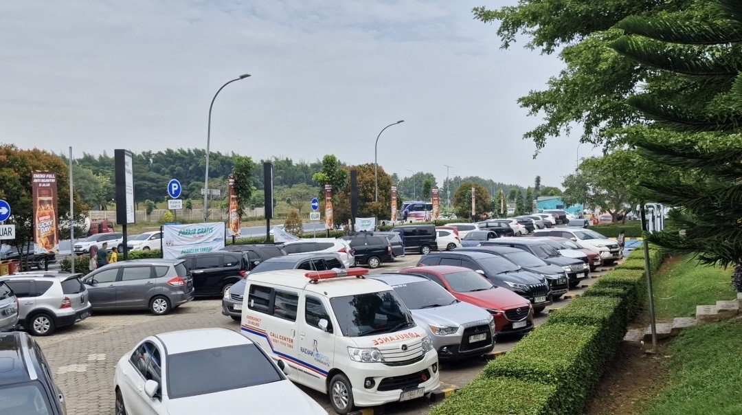 Rest Area Km 57 Tol Japek Masih Dipenuhi Pemudik saat Malam Takbiran. (Foto: MNC Media)