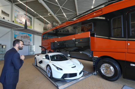 Mengintip Isi Bus Termewah di Dunia: Lengkap Seperti Rumah, Ada Garasi Mobil. (Foto: YouTube/Enes Yilmazer)