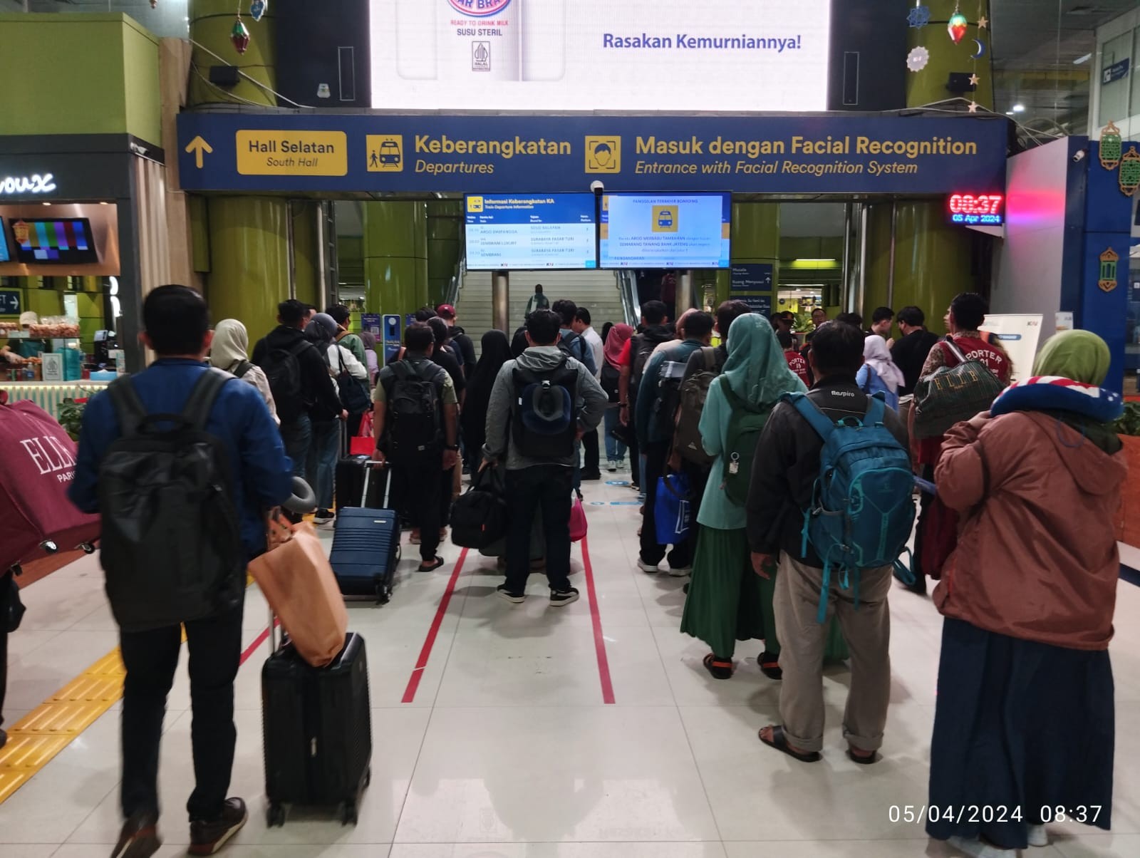 Keluh Kesah Pemudik Berburu Tiket Kereta Api: Susah, Intinya Rebutan. (Foto: MNC Media)