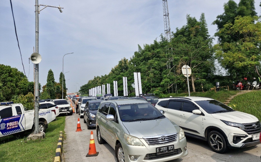 Kendaraan di Rest Area Tol Cipali Membludak Pagi Ini (FOTO:Suparjo)