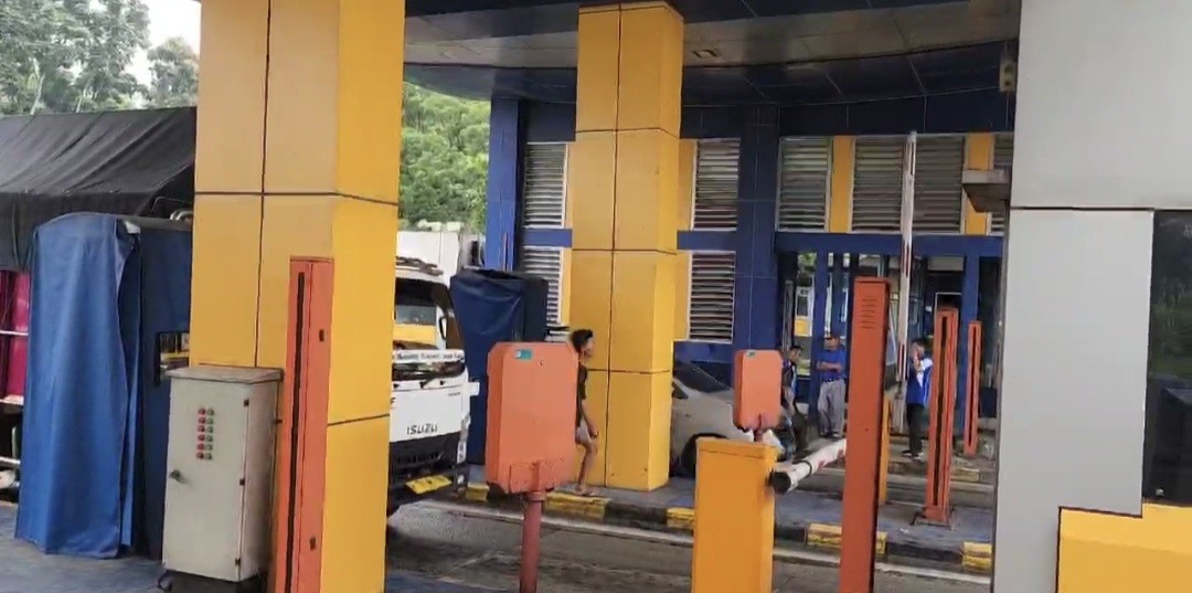 Gerbang Tol Kalihurip 2 Macet Imbas Banyak Kendaraan Isi Saldo e-Toll (FOTO:MNC Media)