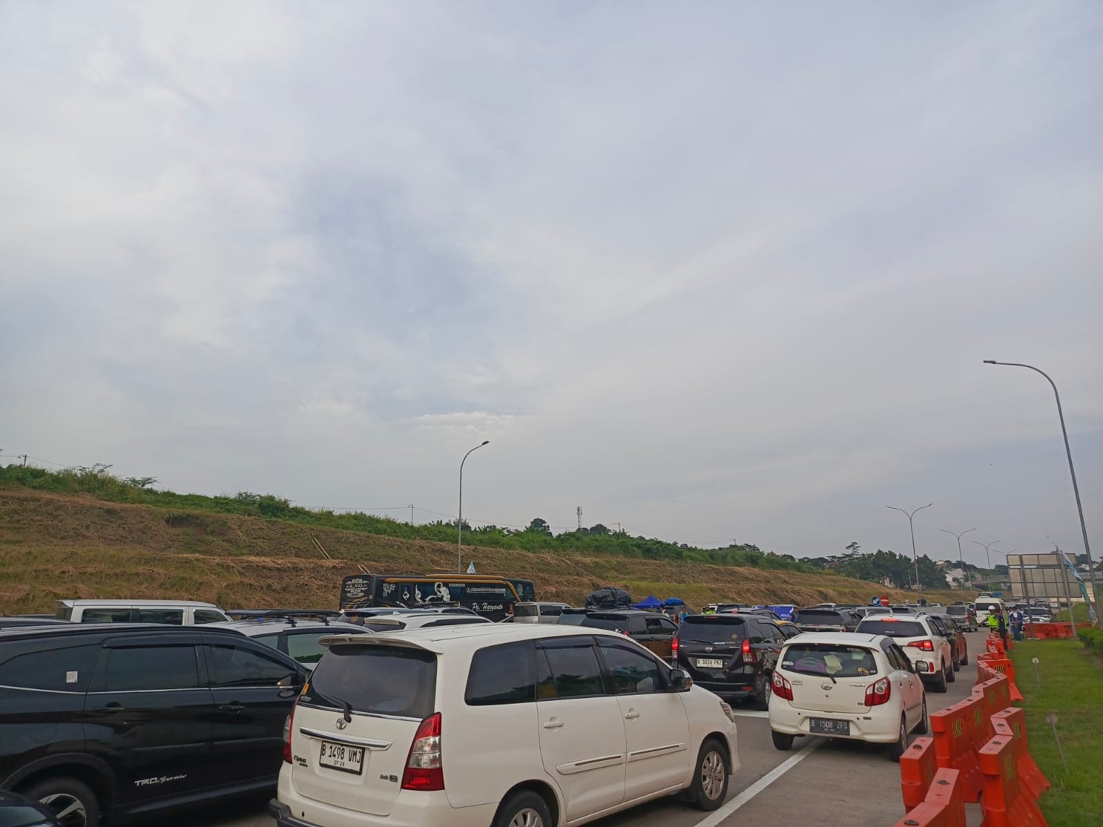 Kendaraan Melintasi GT Cikampek Tembus 206 Ribu, Meningkat 156,21 Persen di H-5 Lebaran 2024. (Foto: MNC Media)