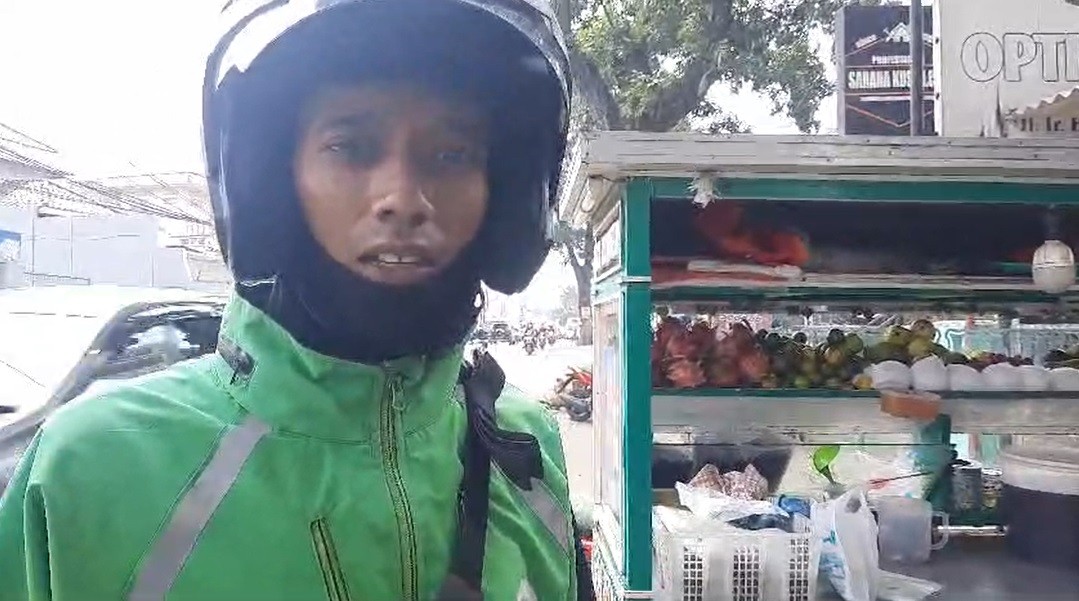Terpaksa Jemput Penumpang 8 Kilometer Imbas Rekayasa Jalan Mudik, Ojol: Orderan Banyak Posisi Jauh. (Foto: Ravie/MPI)