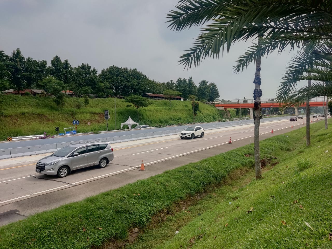 Tol Cipali Km 102 Terpantau Lancar, Pemudik Diimbau Waspada dan Berhati-hati. (Foto: Cikal/MPI)