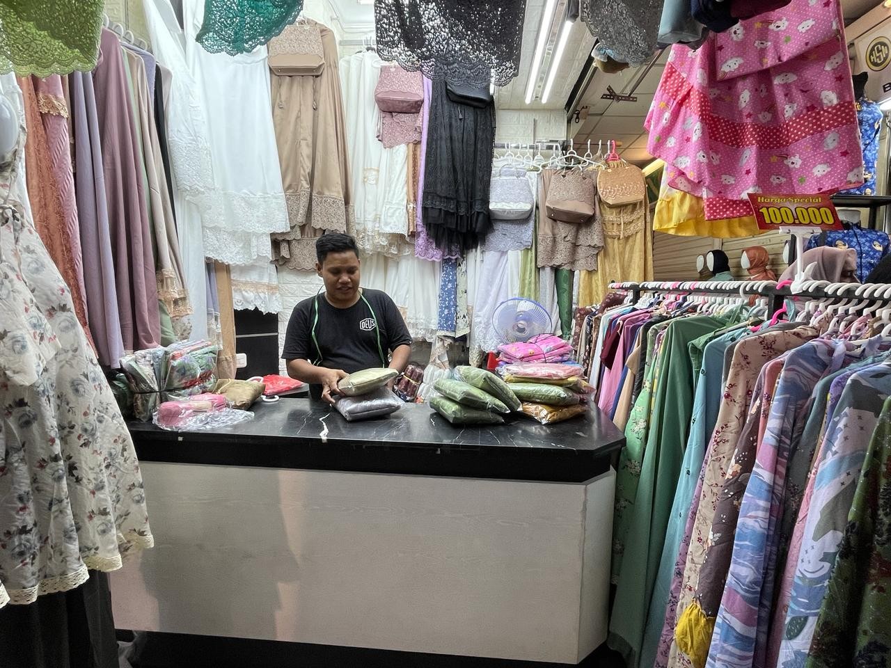Curhat Pedagang Mukenah di Tanah Abang, Pendapatan Tak Sebesar Tahun Lalu. (Foto: MNC Media)