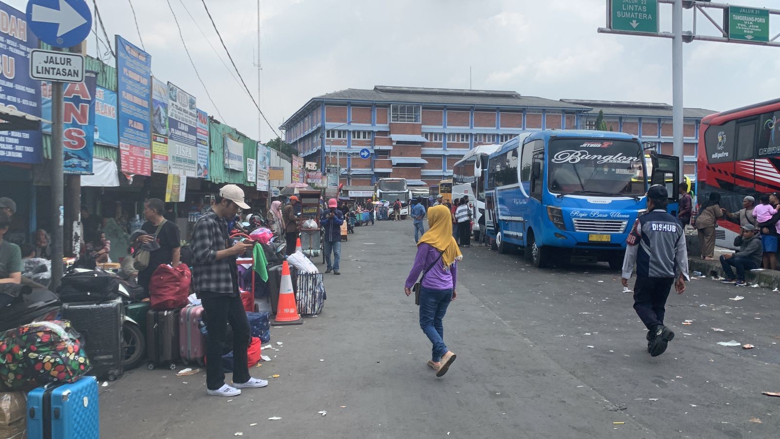 Bus Terjebak Macet, Keberangkatan Pemudik di Terminal Bekasi Tertahan hingga Berjam-jam. (Foto Jonathan S/MPI)