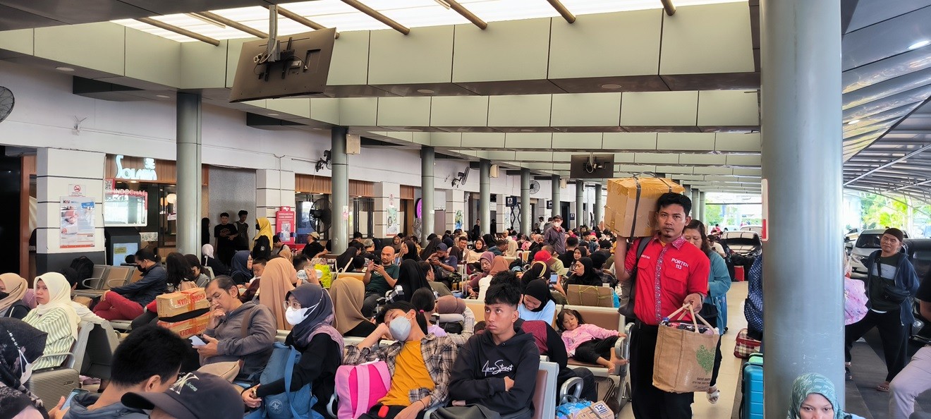 Tiket H-4 Lebaran Ludes Terjual, Begini Suasana Arus Mudik di Stasiun Pasar Senen. (Foto Dinar/MPI)