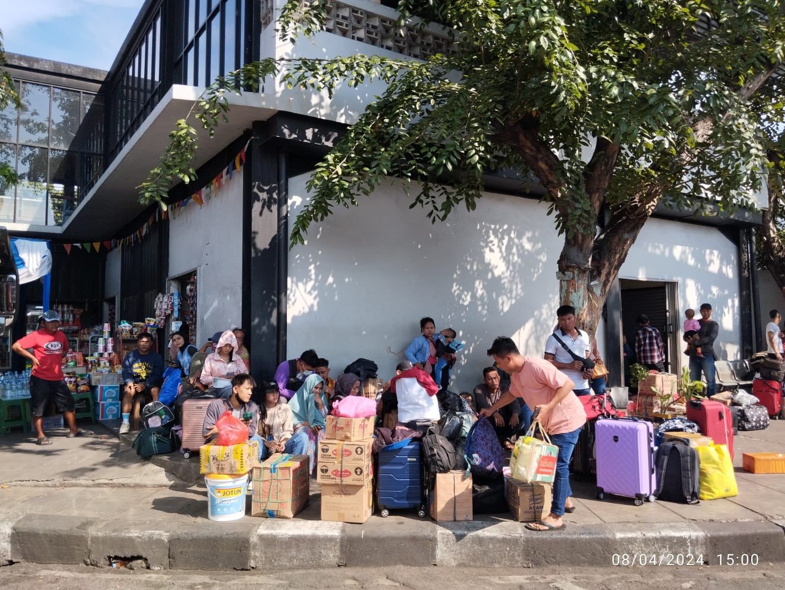H-2 Lebaran, 1.726 Pemudik Berangkat dari Terminal Pulo Gebang. Foto: MPI/Carlos.