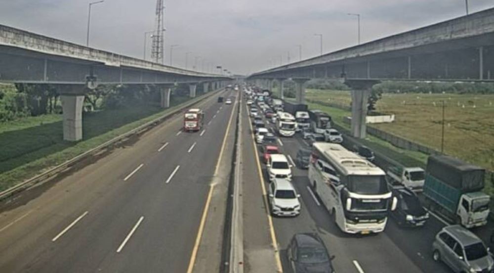 Contra Flow Diberlakukan di KM 55-65 Tol Jakarta-Cikampek (foto mnc media)