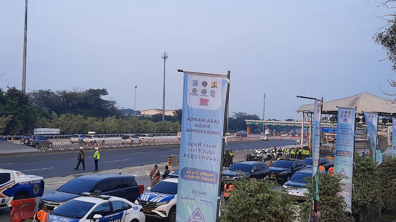 Paska Kecelakaan Maut Tol Japek, Arus Lalin di GT Cikampek Utama KM 70 Ramai Lancar  (foto: MNC Media)